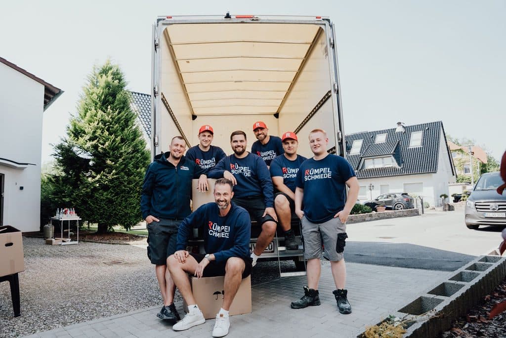 Team der Rümpelschmiede vor dem geöffneten LKW