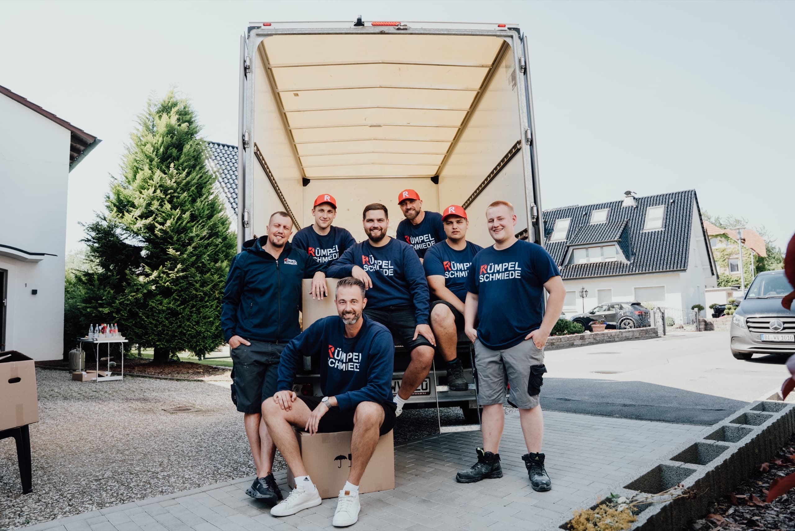 Das Team der Rümpelschmiede vor dem beladenen LKW