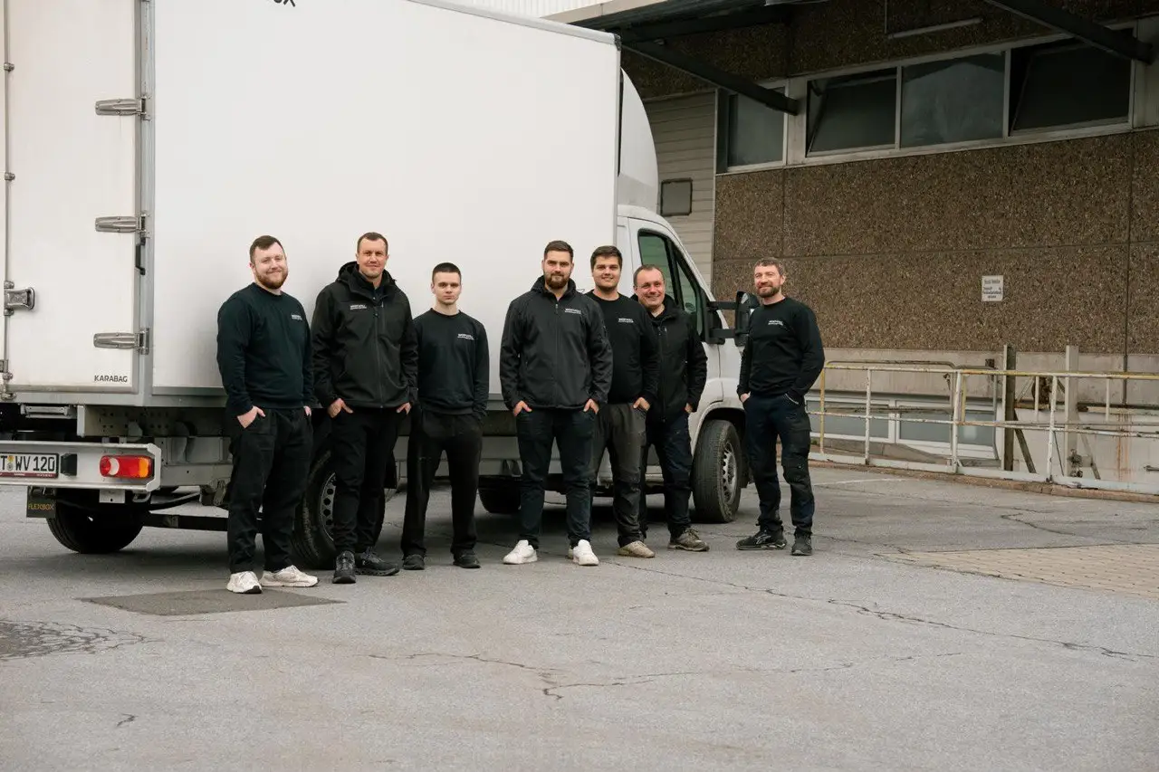 Das Wertvoll Team vor dem Einsatzfahrzeug in Frankfurt am Main